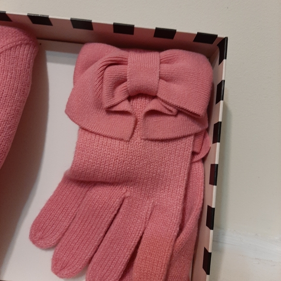 kate spade hat and gloves/ mitts with bows brand new. Box is damaged - Picture 3 of 4